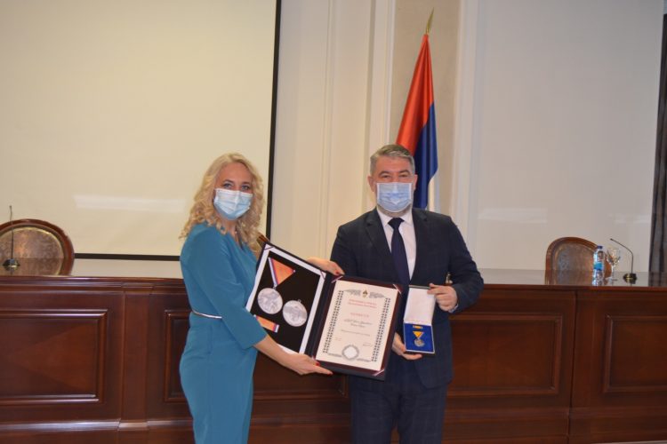 JZU “DOM ZDRAVLJA” U BANJOJ LUCI ODLIKOVAN MEDALJOM ZASLUGA ZA NAROD