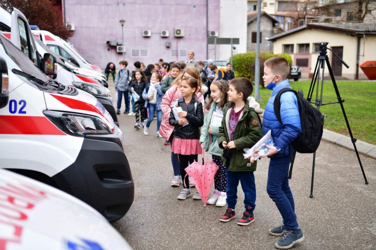 UČENICI OŠ “IVO ANDRIĆ“ POSJETILI SLUŽBU HITNE MEDICINSKE POMOĆI POVODOM OBILJEŽAVANJA SVJETSKOG DANA ZDRAVLJA