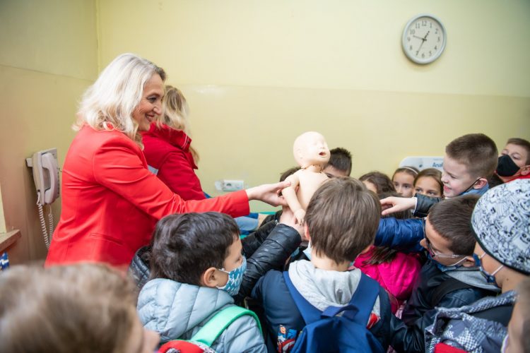 UČENICI OŠ “IVO ANDRIĆ“ POSJETILI SLUŽBU HITNE MEDICINSKE POMOĆI POVODOM OBILJEŽAVANJA SVJETSKOG DANA ZDRAVLJA