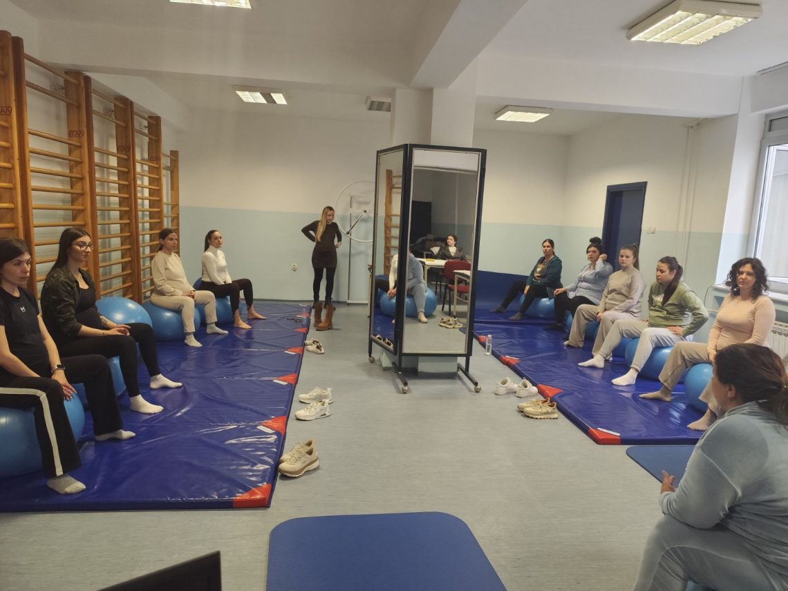 Novi ciklus Škole za trudnice protiče u odličnoj atmosferi – budući roditelji stiču sigurnost i znanje za najljepšu životnu ulogu