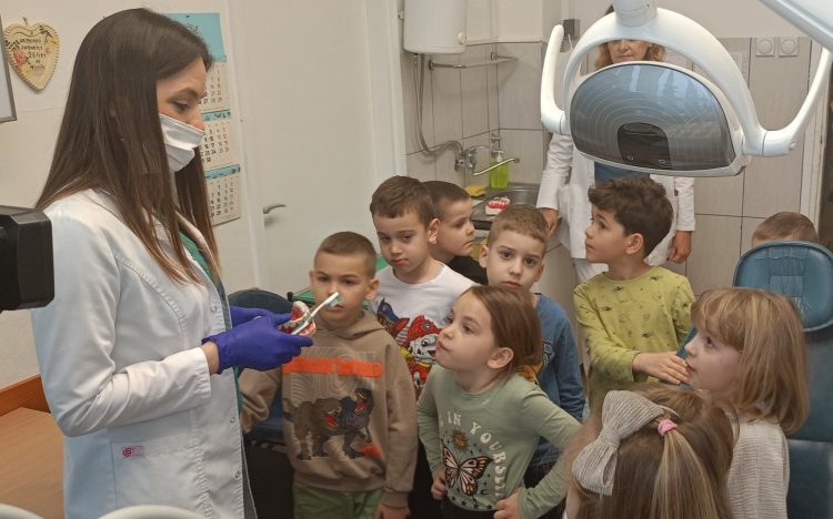Mališani iz vrtića „Naša djeca“ u posjeti Službi za stomatološku zdravstvenu zaštitu