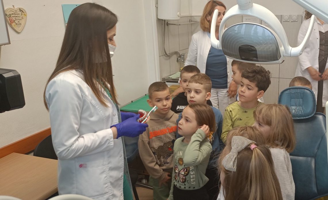 Mališani iz vrtića „Naša djeca“ u posjeti Službi za stomatološku zdravstvenu zaštitu