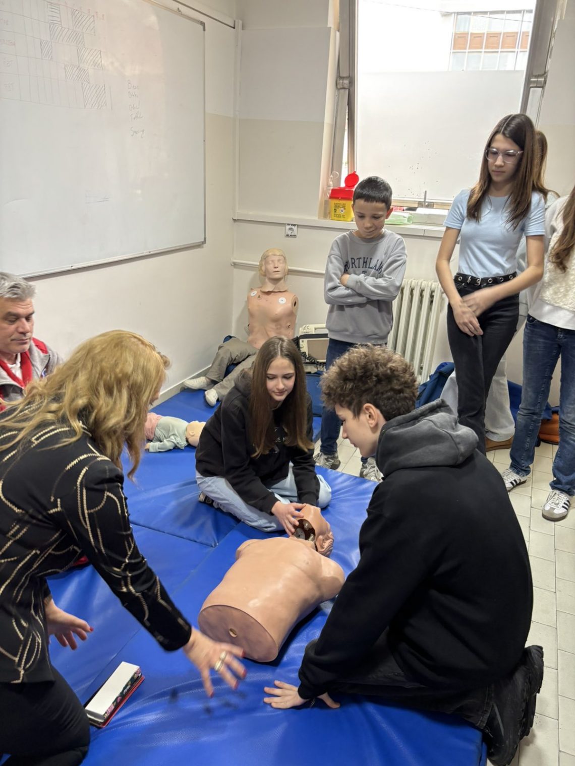 “Prva minuta je najvažnija“: Učenici OŠ „Jovan Cvijić“ u posjeti Službi hitne medicinske pomoći