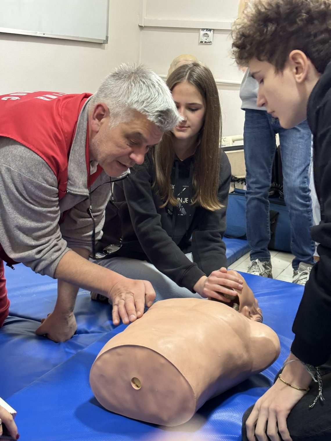 “Prva minuta je najvažnija“: Učenici OŠ „Jovan Cvijić“ u posjeti Službi hitne medicinske pomoći