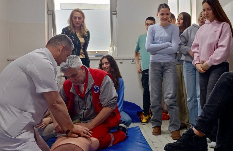 “Prva minuta je najvažnija“: Učenici OŠ „Jovan Cvijić“ u posjeti Službi hitne medicinske pomoći