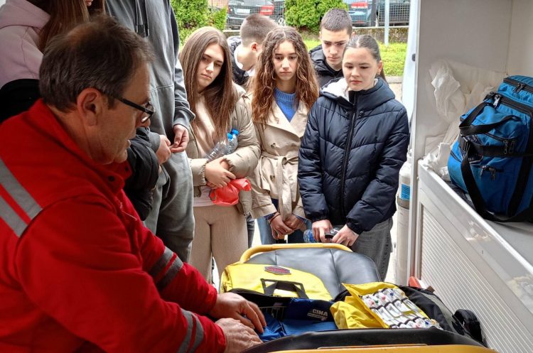 “Prva minuta je najvažnija“: Učenici OŠ „Jovan Cvijić“ u posjeti Službi hitne medicinske pomoći