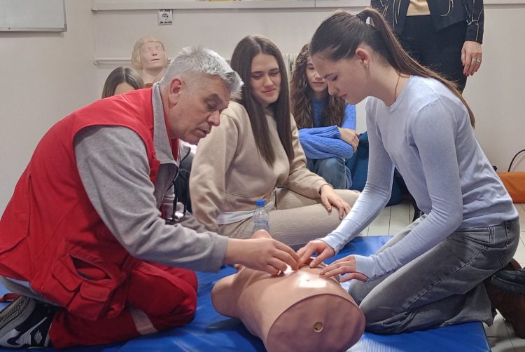 “Prva minuta je najvažnija“: Učenici OŠ „Jovan Cvijić“ u posjeti Službi hitne medicinske pomoći