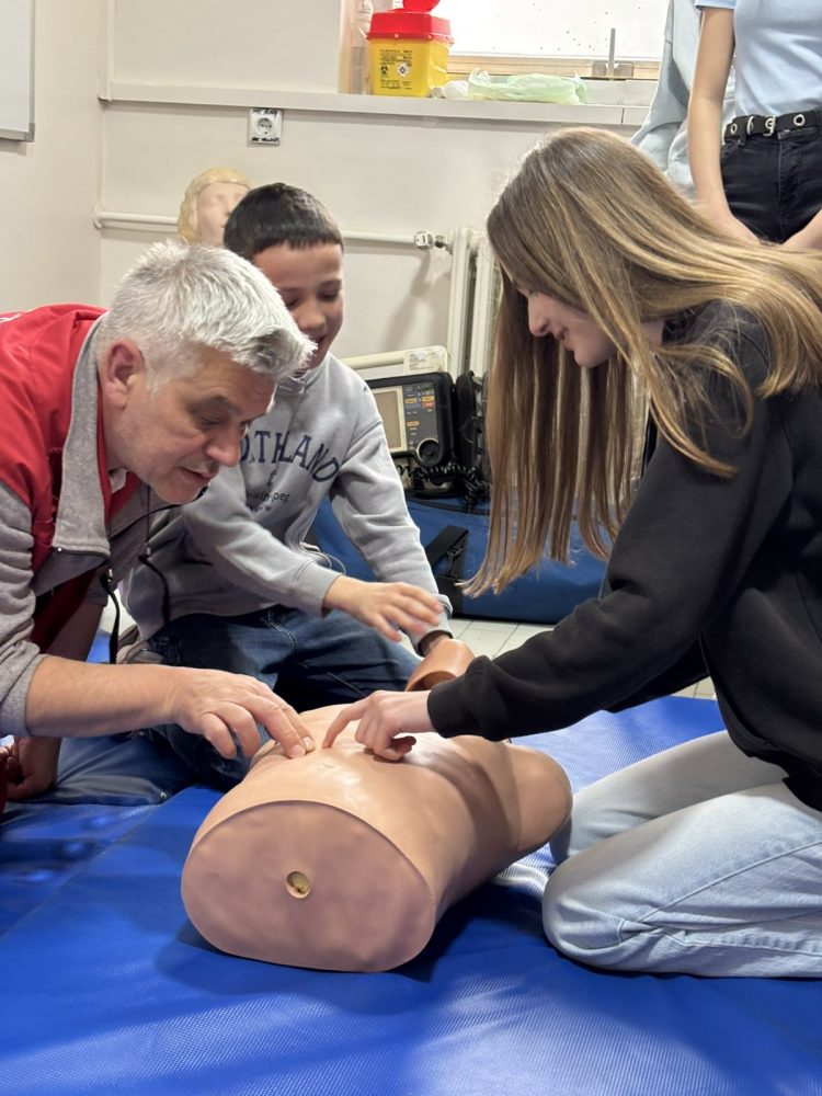 “Prva minuta je najvažnija“: Učenici OŠ „Jovan Cvijić“ u posjeti Službi hitne medicinske pomoći